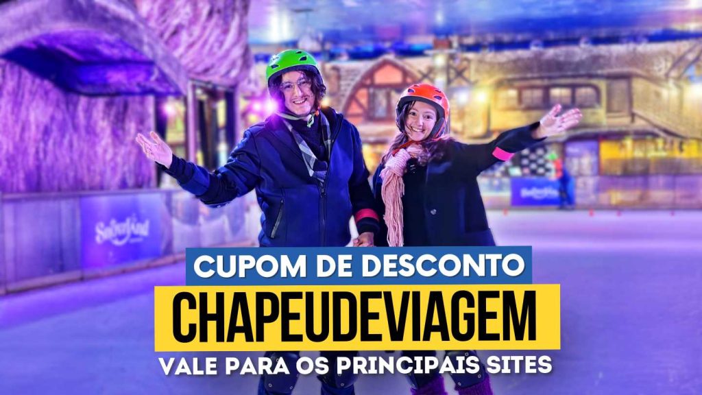 Snowland Cupom CHAPEUDEVIAGEM - Andy e PH na pista de patinação com as mãos apontando para os lados