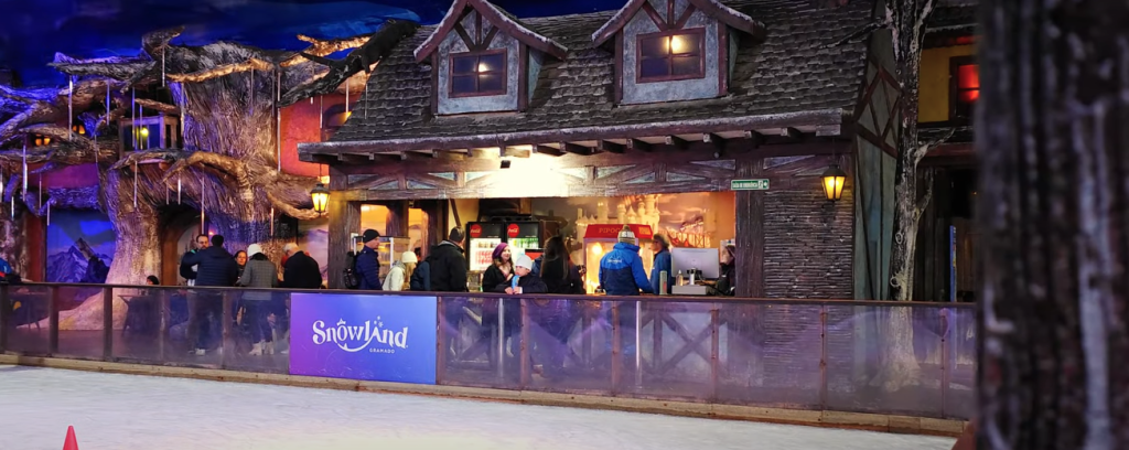 Praça de alimentação no Snowland.