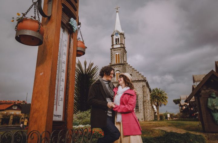 Foto do casal em frente á Igrejinha de Gramado 