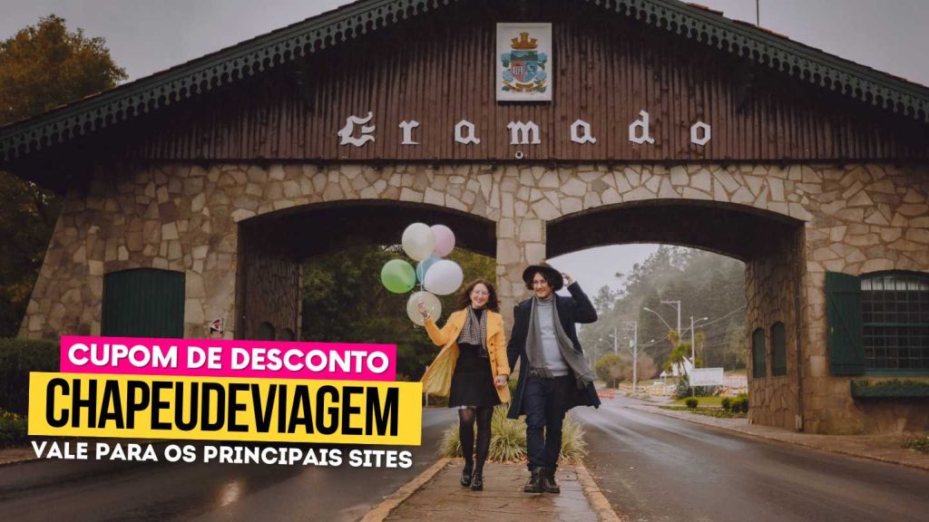 Gramado no Inverno cupom CHAPEUDEVIAGEM -  Ph e Andy no pórtico de Gramado
