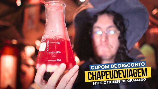 Ingresso Pizzaria Hector Cupom CHAPEUDEVIAGEM - PH com chapeu de mago e segurando bebida de poçao