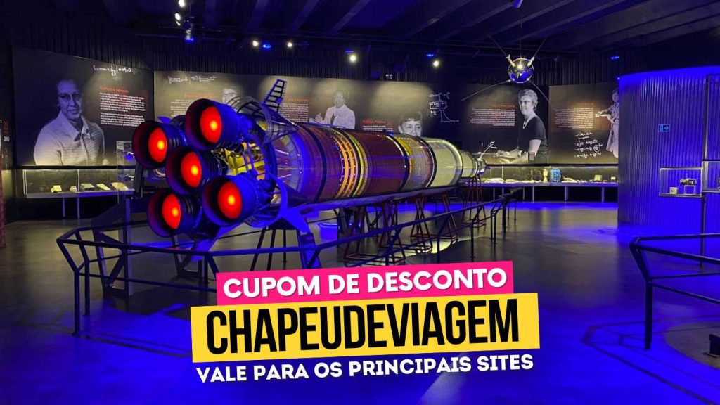 Parque da NASA - Cupom Space Adventure CHAPEUDEVIAGEM: Até 15% OFF 3 Cupom Space Adventure CHAPEUDEVIAGEM - foguete e sala com paineis históricos