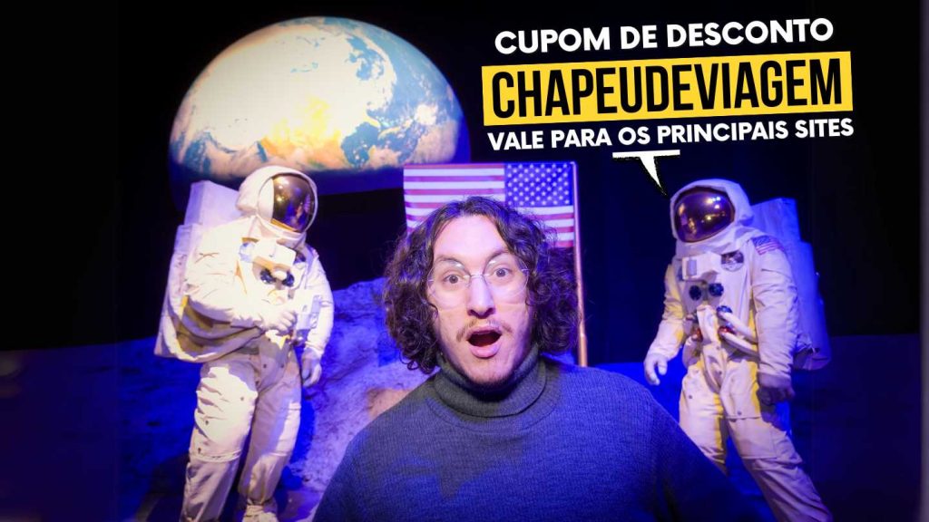 Parque da NASA - Cupom Space Adventure CHAPEUDEVIAGEM: Até 15% OFF 2 Cupom Space Adventure CHAPEUDEVIAGEM - ph e dois astronautas cenário da lua