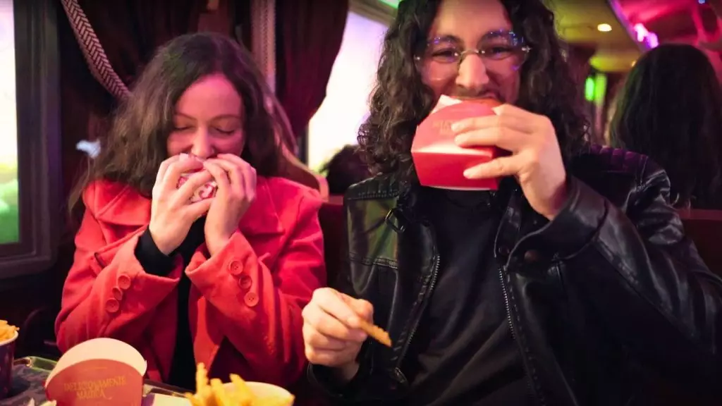 Hamburgueria Hector Cupom CHAPEUDEVIAGEM Gramado - Andy e PH comendo