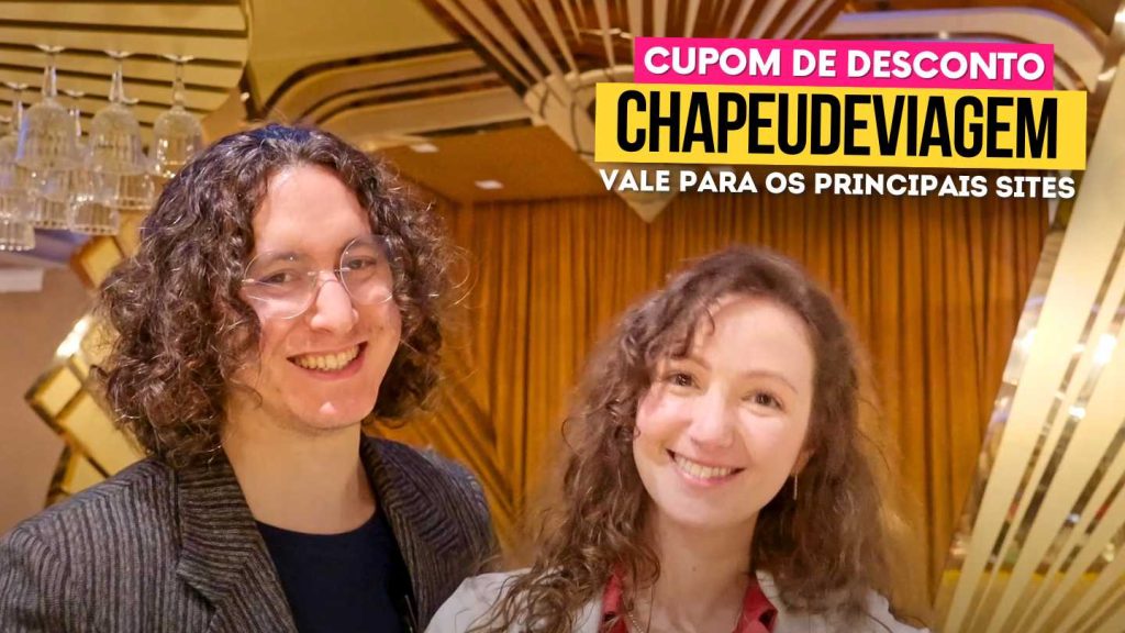 Gatzz Gramado Cupom CHAPEUDEVIAGEM - Andy e Ph sorrindo com parede dourada atras