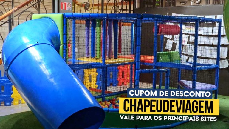 Espaço kids com escorregador e piscina de bolinhas no Gatzz, em Gramado