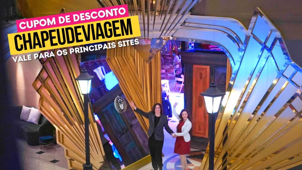 Gatzz Gramado Cupom de Desconto - Jantar com Show até 15% off 13 Gatzz Gramado Cupom CHAPEUDEVIAGEM - PH e Andy no lobby com decorações douradas
