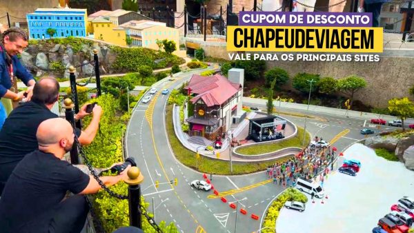 Ingresso Mini Mundo Cupom CHAPEUDEVIAGEM - Pessoas tirando foto do hard rock cafe miniatura