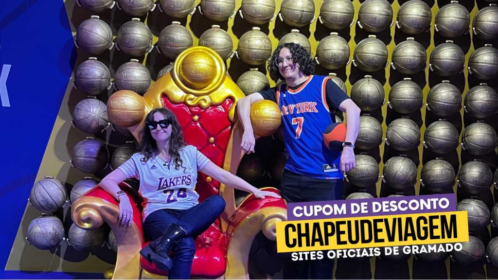 NBA Park Cupom CHAPEUDEVIAGEM - Andy e Ph com painel de bolas de basquete