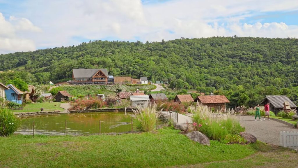 Parque Olivas de Gramado Cupom CHAPEUDEVIAGEM de desconto - Paisagem, lago e estrutura
