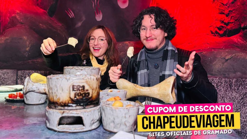 Cupom Era do Fogo Gramado - Vale a pena? Fondue 5% OFF 7 Cupom Era do Fogo CHAPEUDEVIAGEM - Andy e PH com fondue de queijo apontando em direção para a camêra