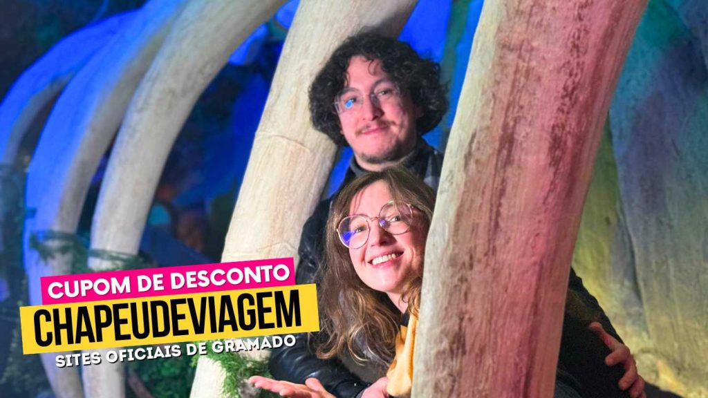 Cupom Era do Fogo Gramado - Vale a pena? Fondue 5% OFF 12 Cupom Era do Fogo CHAPEUDEVIAGEM - Andy e PH no meio de ossos de dinossauro