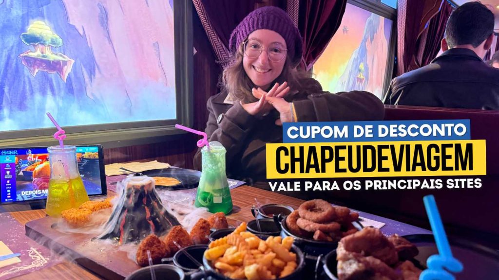 Cupom Hector Hamburgueria 5% Off - Vale a Pena? Cupom CHAPEUDEVIAGEM 14 Cupom Hector Hamburgueria CHAPEUDEVIAGEM - Andy cruzando as mão sobre a mesa cheia de lanches