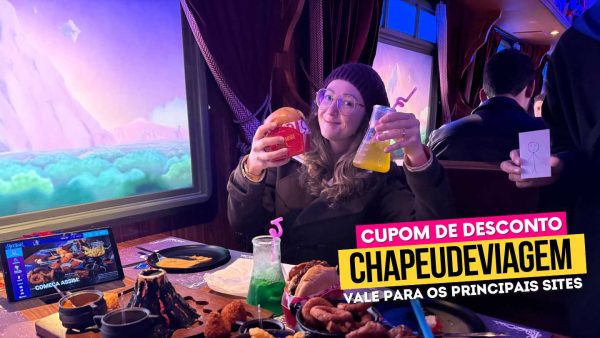 Ingresso Hector Hamburgueria Cupom CHAPEUDEVIAGEM - Andy segurando hamburguer e elixir