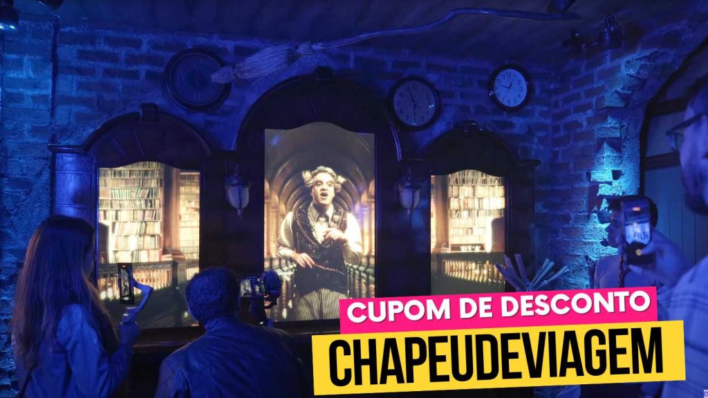 Cupom Hector Hamburgueria 5% Off - Vale a Pena? Cupom CHAPEUDEVIAGEM 16 Cupom Hector Hamburgueria CHAPEUDEVIAGEM - Cenário da hector com pessoas fotografando