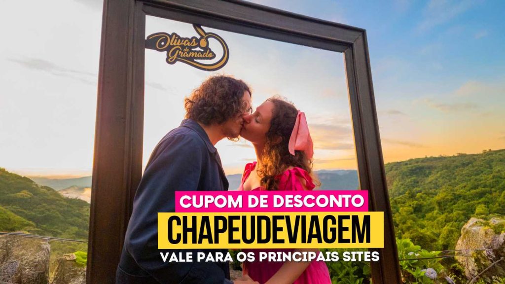 Cupom Olivas Gramado Vale a Pena? 10% OFF 20 Cupom Olivas Gramado CHAPEUDEVIAGEM - Andy e PH se beijando no marco instagramavel