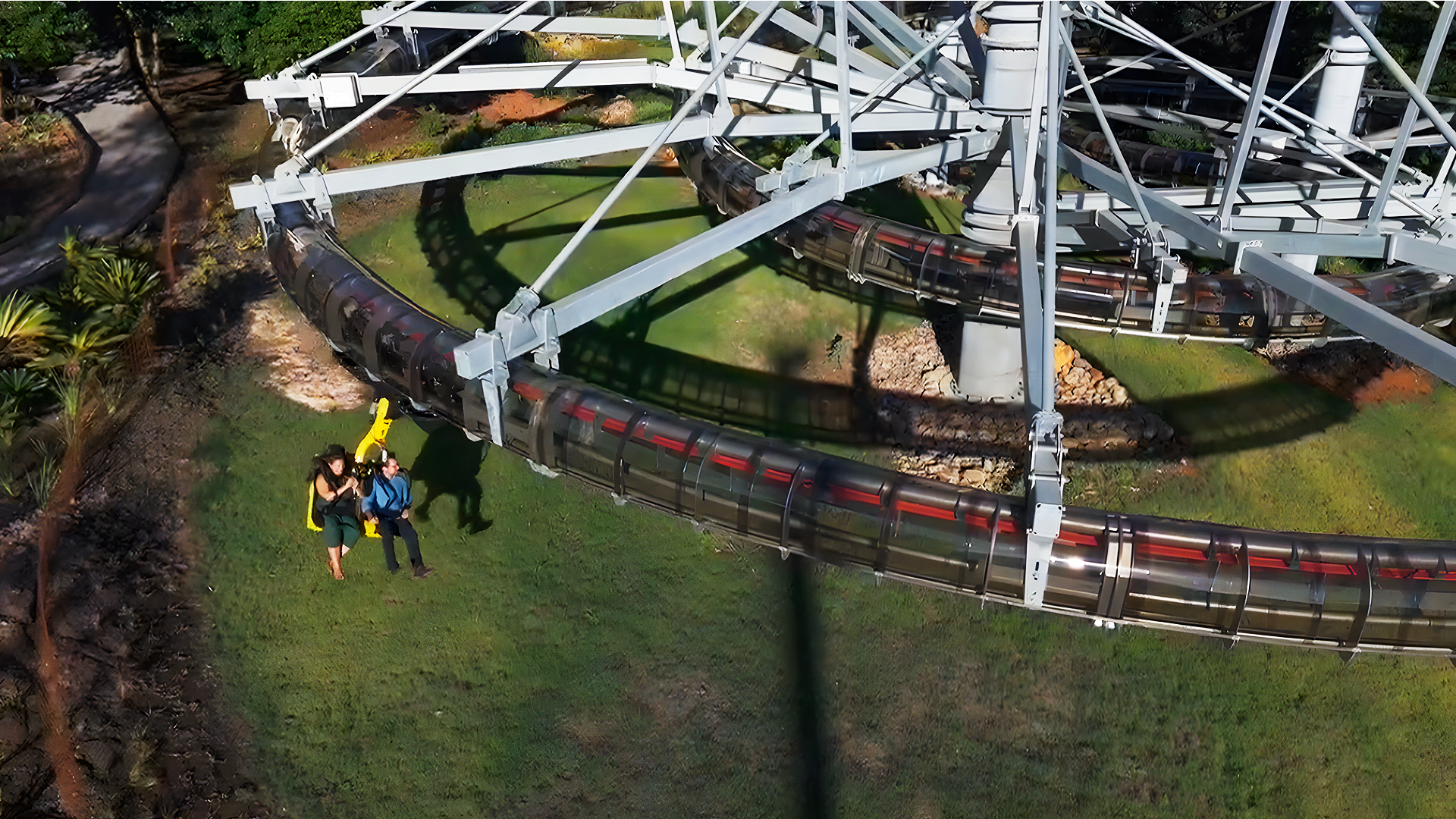 Ingresso Aerozuum - Cupom CHAPEUDEVIAGEM até 15% de Desconto 2 Ingresso AerozuumAerozuum Cupom CHAPEUDEVIAGEM - Visão lateral do aerozuum, casal nos bancos suspensos