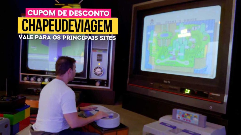 Big Land Cupom 10% de Desconto CHAPEUDEVIAGEM 8 Big Land Cupom CHAPEUDEVIAGEM - Homem jogando em console gigante
