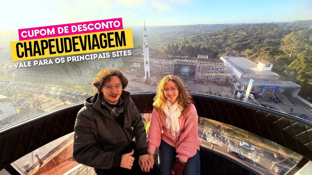 Roda Gigante Canela Cupom - Guia com Desconto de 5% 8 Roda Gigante Canela Cupom CHAPEUDEVIAGEM - Andy e PH de mãos dadas com vista da roda gigante atras