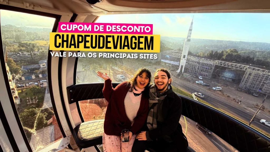 Roda Gigante Canela Cupom - Guia com Desconto de 5% 6 Roda Gigante Canela Cupom CHAPEUDEVIAGEM - Casal sorrindo dentro da cabine na roda gigante