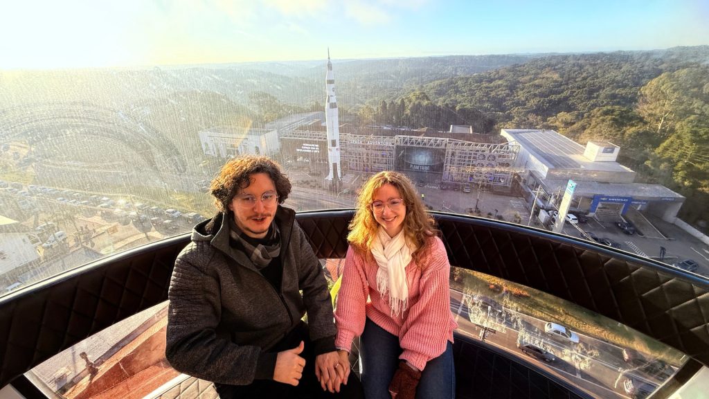 Foto de dentro da Roda Gigante de Canela, em frente ao Parque da NASA, com PH e Andy do Chapéu de Viagem. Dicas, ingresso e Cupom de desconto.