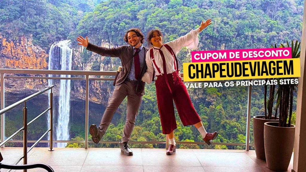 Bondinhos Aéreos Cupom CHAPEUDEVIAGEM - Casal na frente da castata