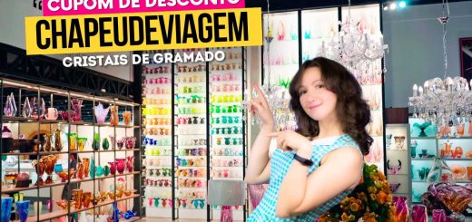 Cupom Cristais de Gramado CHAPEUDEVIAGEM - 10% de Desconto, Guia Completo 2 Cupom Cristais de Gramado CHAPEUDEVIAGEM - Andy apontando para cima dentro da exposiçao de cristais