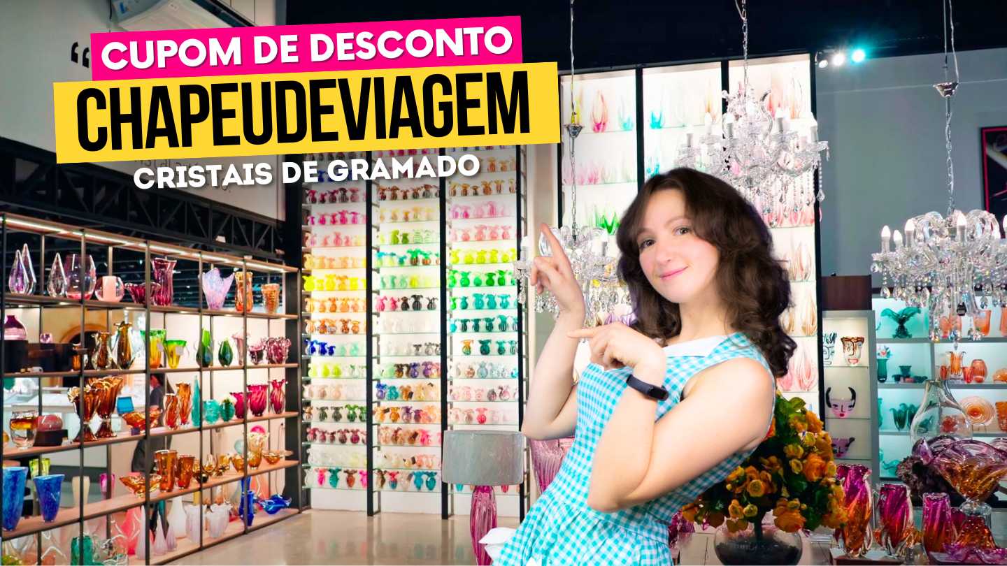 Cupom Cristais de Gramado CHAPEUDEVIAGEM - 10% de Desconto, Guia Completo 1 Cupom Cristais de Gramado CHAPEUDEVIAGEM - Andy apontando para cima dentro da exposiçao de cristais