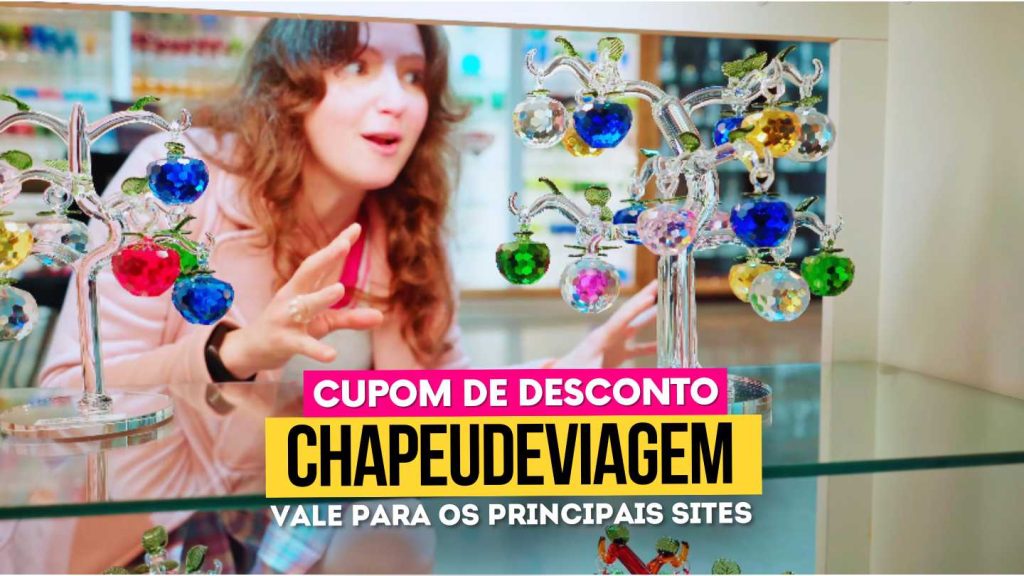 Cupom Cristais de Gramado CHAPEUDEVIAGEM - 10% de Desconto, Guia Completo 6 Cupom Cristais de Gramado CHAPEUDEVIAGEM - Andy olhando para as árvores de cristal sob a prateleira