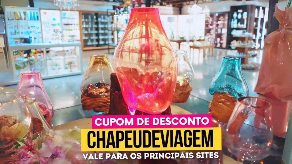 Cupom Cristais de Gramado CHAPEUDEVIAGEM - 10% de Desconto, Guia Completo 4 Cupom Cristais de Gramado CHAPEUDEVIAGEM - Vasos de Cristal sob a mesa e interior da loja
