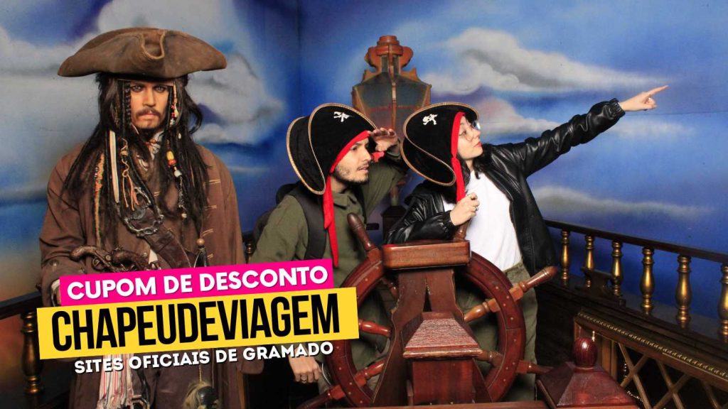 Cupom Museu de Cera: CHAPEUDEVIAGEM até 15% de Desconto 7 Cupom Museu de Cera CHAPEUDEVIAGEM - casal no cenario de piratas do caribe