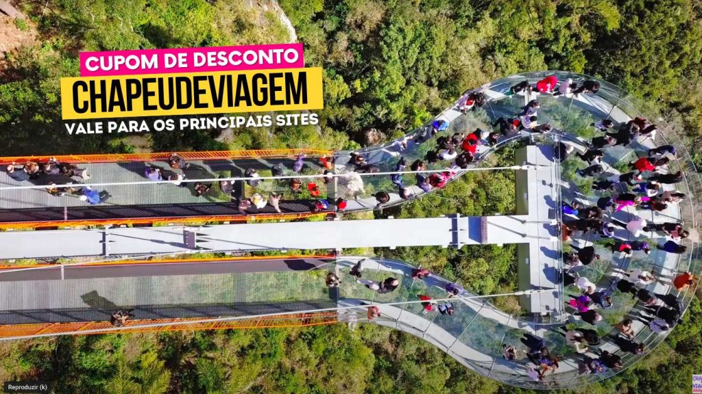 Cupom SkyGlass CHAPEUDEVIAGEM - Vista aerea Pessoas na Plataforma de vidro