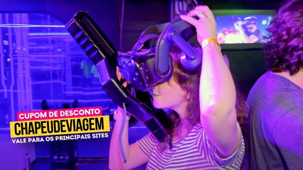 Ingresso Exceed Park Cupom CHAPEUDEVIAGEM - Andy com equipamento de realidade mista