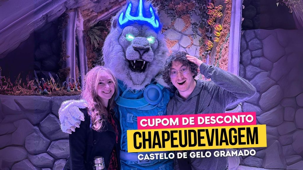 Ingresso Castelo de Gelo Cupom CHAPEUDEVIAGEM - Andy e PH da Chapéu de Viagem com o Leão