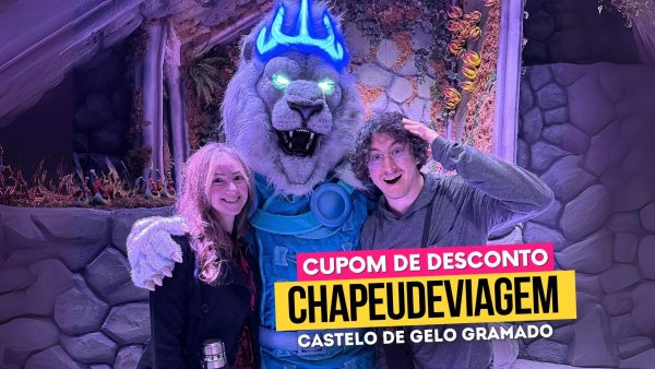 Ingresso Castelo de Gelo Cupom CHAPEUDEVIAGEM - Andy e PH da Chapéu de Viagem com o Leão