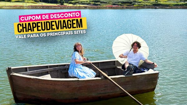 Ingresso Matria Parque de Flores Cupom CHAPEUDEVIAGEM - Andy Remando barco e Ph com guarda sol olhando para a camêra