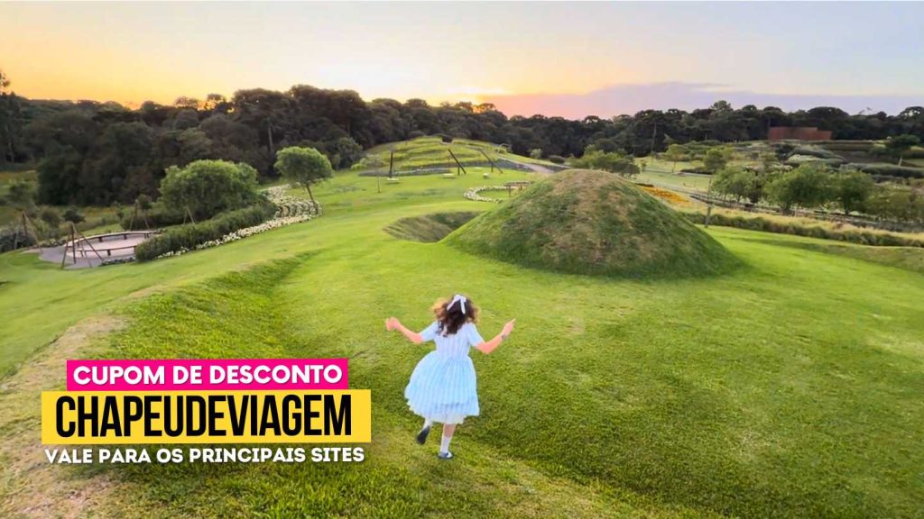 Matria Parque de Flores Cupom CHAPEUDEVIAGEM Andy de vestido azul correndo na natureza - mátria parque de flores cupom