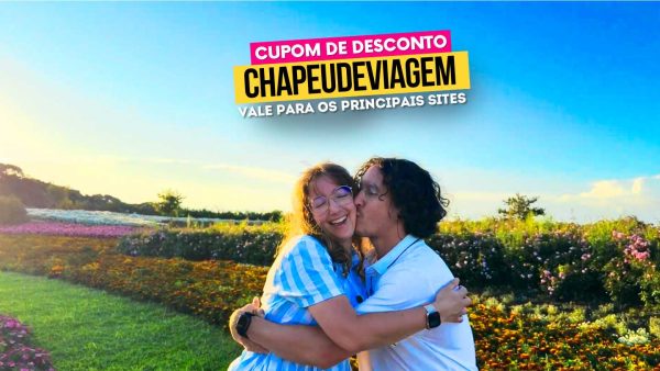 Ingresso Mátria Parque de Flores Cupom CHAPEUDEVIAGEM - Andy e PH abraçados em meio as flores