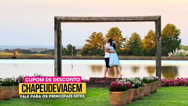 Ingresso Matria Parque de Flores Cupom CHAPEUDEVIAGEM - Andy e PH abraçados em um marco de madeira instagramável em frente ao lago