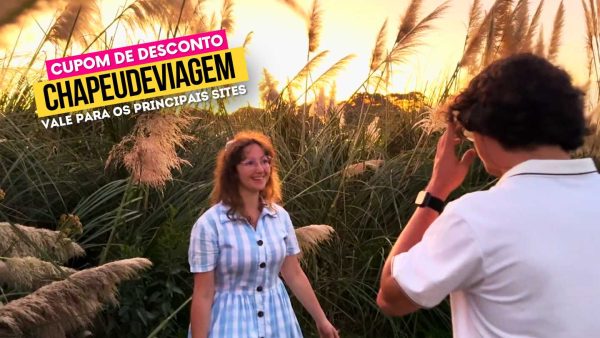 Ingresso Matria Parque de Flores Cupom CHAPEUDEVIAGEM - Andy olhando para PH e ele olhando na sua direção em meio ao capim rabo de raposa
