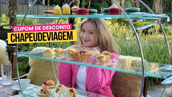 Chá da Tarde Saint Andrews Cupom CHAPEUDEVIAGEM - Andy em meio as sobremesas