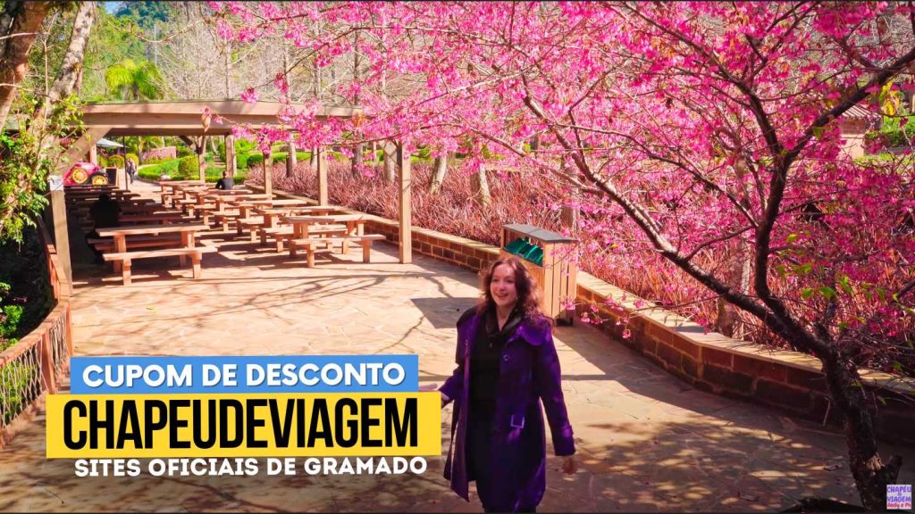Garden Park Gramado Cupom CHAPEUDEVIAGEM - Andy de casaco roxo em frente as mesas 