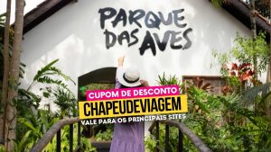 Ingresso Parque das Aves Cupom CHAPEUDEVIAGEM - moça apontando para a fachada