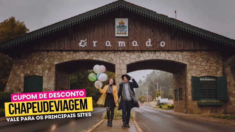 Clima em Gramado Cupom CHAPEUDEVIAGEM Ph e Andy com baloes no portico de gramado - clima de gramado