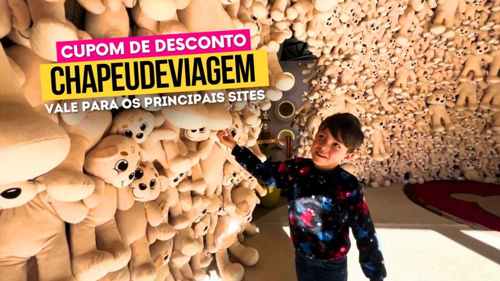 Roteiro Gramado com Crianças - Criança olhando para a parede de ursos