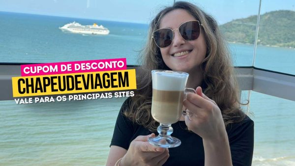 Ingresso Summit BC Cupom CHAPEUDEVIAGEM - Andy com café gelado e navio ao fundo