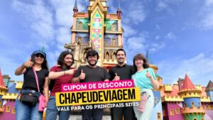 Melhores Atracoes Beto Carrero Cupom CHAPEUDEVIAGEM pessoas da equipe na frente do Beto Carrero - Chalezinho Cupom