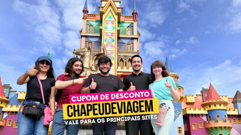 Home Chapéu de Viagem 54 Melhores Atracoes Beto Carrero Cupom CHAPEUDEVIAGEM pessoas da equipe na frente do Beto Carrero - chapéu de viagem,cupom chapeudeviagem,cupom de desconto gramado