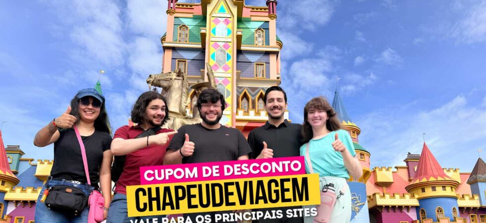 Melhores Atracoes Beto Carrero Cupom CHAPEUDEVIAGEM pessoas da equipe na frente do Beto Carrero - Melhores Atrações Beto Carrero Cupom