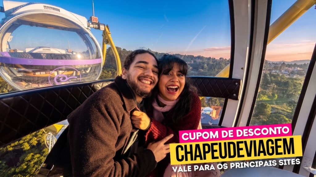 Melhores Rodas Gigantes no Brasil Cupom CHAPEUDEVIAGEM - Godoy e Anabelly abraçados na Roda Canela